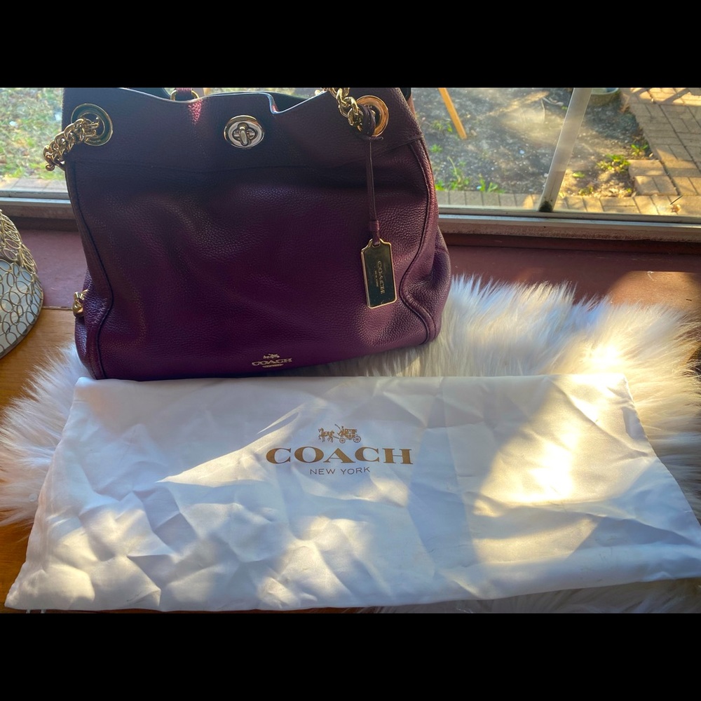 Coach purse with a lot of compartment